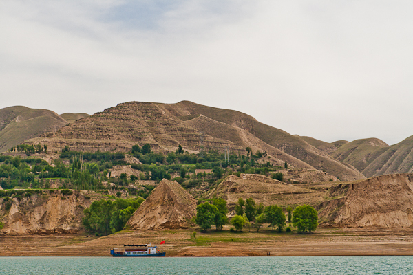 Ferry pulled up along the bank of the Liujiaxia reservoir (Gansu)