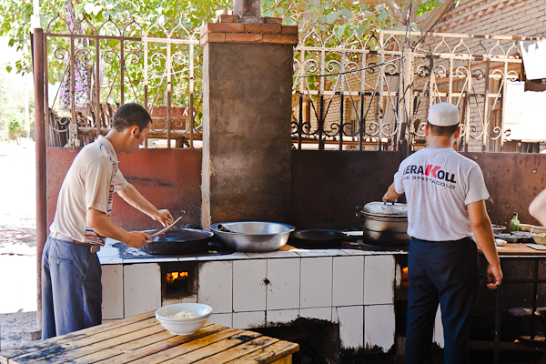 Cook's helpers at outdoor eatery near Yanghai (Shanshan, Xinjiang)